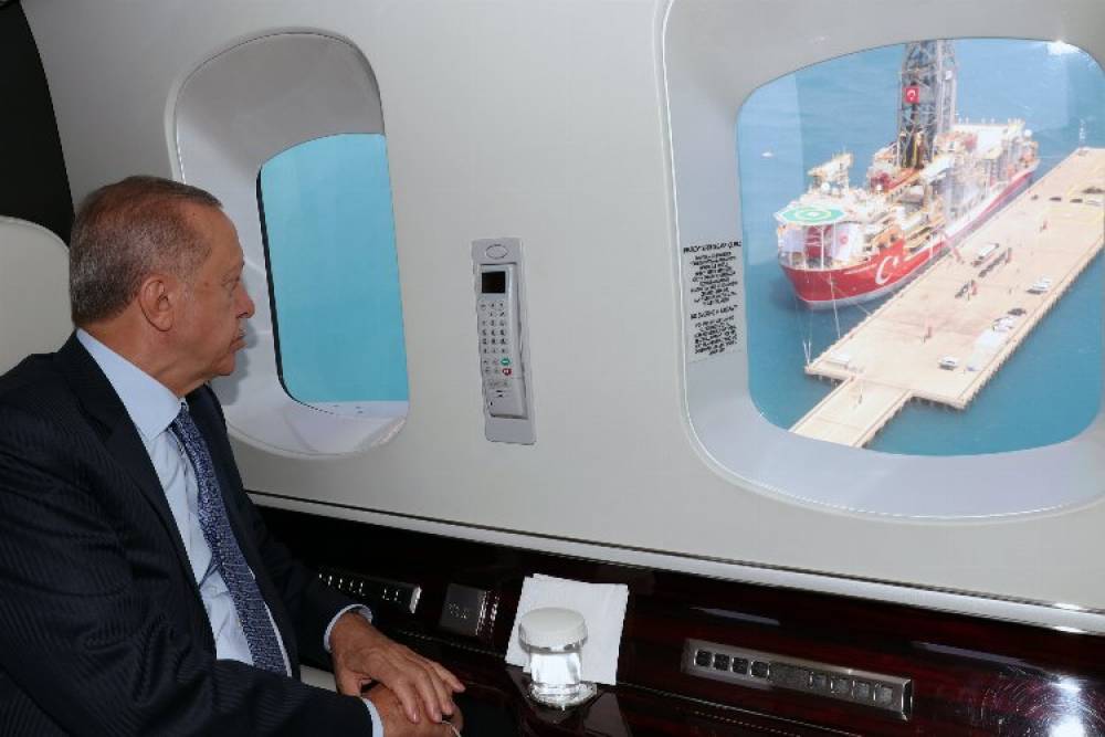 Cumhurbaşkanı Erdoğan havadan inceledi... Erdoğan gemide brifing alıyor