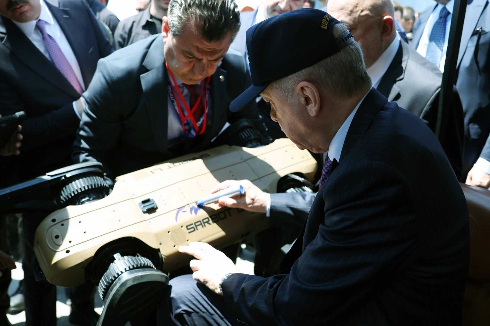 Cumhurbaşkanı Erdoğan, SARSILMAZ Standında SARBOT L1&rsquo;i İnceledi