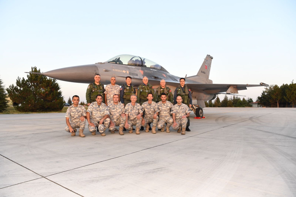 Genelkurmay Başkanı Orgeneral Gürak,  F-16 uçağı ile Şehitler Abidesi’ni selamladı