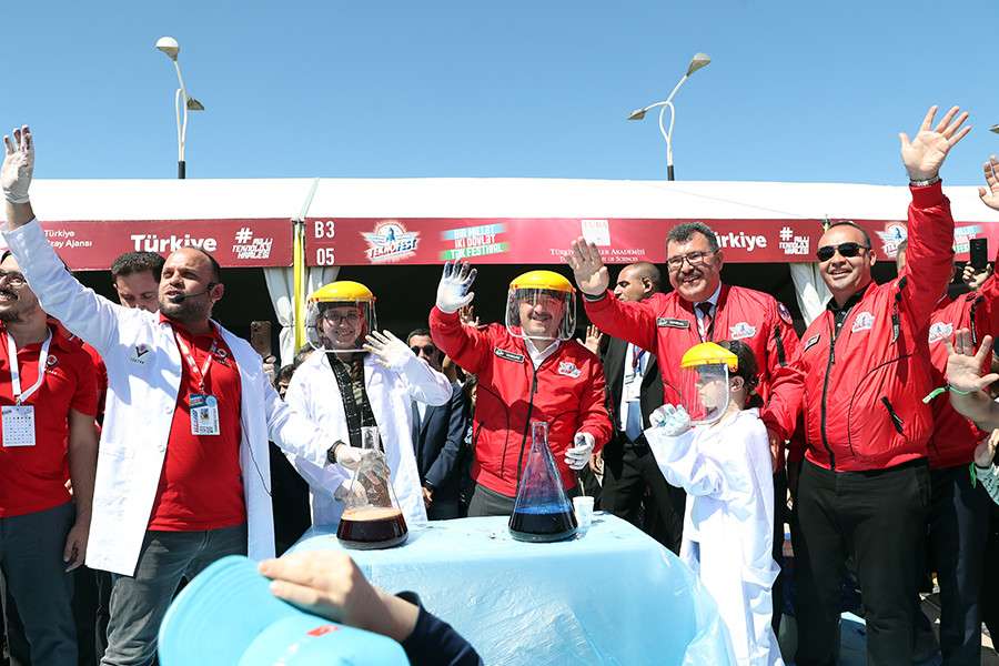 Güneş sistemini tartışan Konya’lı gençler Azerbaycan’da