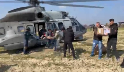 Helikopterler köylere yardım malzemesi ulaştırmaya devam ediyor